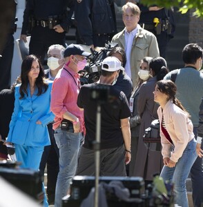 courteney-cox-melissa-barrera-and-jenna-ortega-on-the-set-of-scream-6-in-montreal-07-12-2022-7.jpg