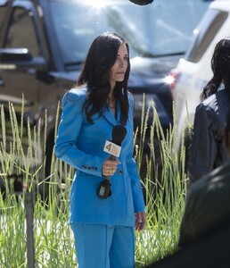 courteney-cox-melissa-barrera-and-jenna-ortega-on-the-set-of-scream-6-in-montreal-07-12-2022-9.jpg