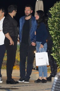 courteney-cox-night-out-in-malibu-10-18-2022-6.thumb.jpg.d169a43be2686ebfb6c047617863bd5e.jpg