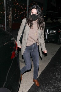 courteney-cox-out-for-dinner-at-giorgio-baldi-in-santa-monica-01-15-2022-3.thumb.jpg.bf35bbf1602dafc15782b6cd0a6e59d7.jpg