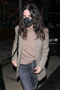 courteney-cox-out-for-dinner-at-giorgio-baldi-in-santa-monica-01-15-2022-6.thumb.jpg.5ff978b10e9702e828bf829031e9e517.jpg