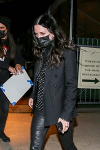 courteney-cox-out-for-dinner-at-giorgio-baldi-in-santa-monica-01-20-2022-6.thumb.jpg.af7656e3ad1a4c59168d56280b35170d.jpg