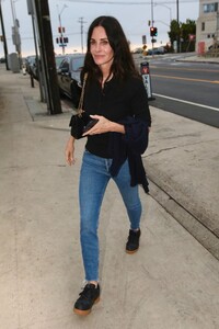 courteney-cox-out-for-dinner-at-giorgio-baldi-in-santa-monica-06-07-2022-1.thumb.jpg.eaf38620a17cd99927d33f13e5e224e4.jpg