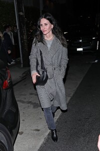 courteney-cox-out-for-dinner-with-friends-at-giorgio-baldi-in-santa-monica-02-25-2022-9.jpg