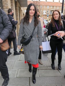 courteney-cox-out-in-london-02-05-2022-2.jpg