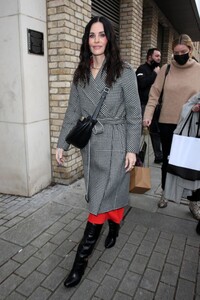 courteney-cox-out-in-london-02-05-2022-4.jpg