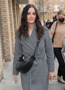 courteney-cox-out-in-london-02-05-2022-6.jpg