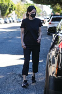 courteney-cox-out-shopping-in-west-hollywood-01-20-2022-6.jpg