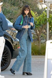 dakota-johnson-leaves-beach-hotel-shutters-on-the-beach-in-santa-monica-01-28-2023-3.jpg