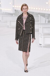 defile-chanel-printemps-ete-2021-paris-look-1.thumb.jpg.26d4d0ac9cdfd2dcec6eac18729d78ac.jpg