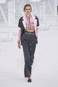 defile-chanel-printemps-ete-2021-paris-look-10.thumb.jpg.44def8fb13d83f6be3efb8ba0e3a2d9b.jpg