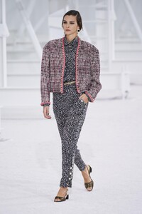 defile-chanel-printemps-ete-2021-paris-look-2.thumb.jpg.dc5bf58c8d160793182e7c5f45b80fed.jpg