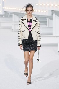 defile-chanel-printemps-ete-2021-paris-look-34.thumb.jpg.ab0d21b90564aff082639f0726ca8495.jpg