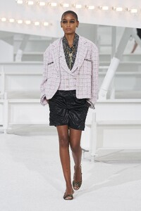defile-chanel-printemps-ete-2021-paris-look-4.thumb.jpg.cb99fbb716d12c9602d07575ae1f7c81.jpg