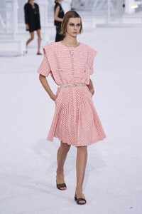 defile-chanel-printemps-ete-2021-paris-look-40.thumb.jpg.1332e91abe51e6006088182aa086bc7f.jpg