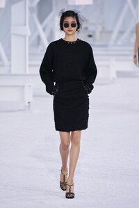 defile-chanel-printemps-ete-2021-paris-look-48.thumb.jpg.db55f6b3dabd1f985485d060974ddb5a.jpg