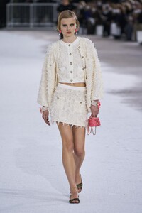 defile-chanel-printemps-ete-2021-paris-look-50.thumb.jpg.24a19300fc53facbd590303513c2c979.jpg