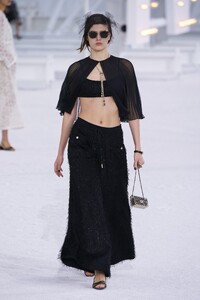 defile-chanel-printemps-ete-2021-paris-look-53.thumb.jpg.74b98ffab1a65a0cd3695acc44a9df50.jpg