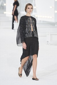 defile-chanel-printemps-ete-2021-paris-look-66.thumb.jpg.bdff60296116b01e01361920eecf210b.jpg