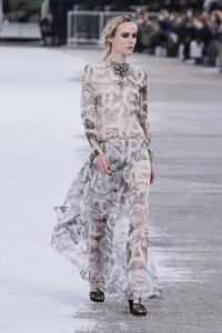 defile-chanel-printemps-ete-2021-paris-look-69.thumb.jpg.c0267113da95aaa97bb57f1de5cf44f1.jpg
