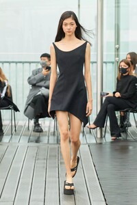defile-coperni-printemps-ete-2021-paris-look-28.thumb.jpg.1273b4ff5a12ef7d143f116b34312ad0.jpg
