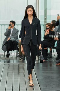 defile-coperni-printemps-ete-2021-paris-look-4.thumb.jpg.2d270acecccf406b556e1eab84488589.jpg