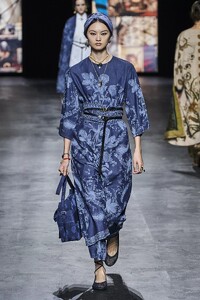 defile-dior-printemps-ete-2021-paris-look-28.thumb.jpg.7e77de77626dec02d5d5d668b796a13f.jpg