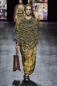 defile-dior-printemps-ete-2021-paris-look-8.thumb.jpg.0c0041d62418d85960d6cedb87ef1790.jpg