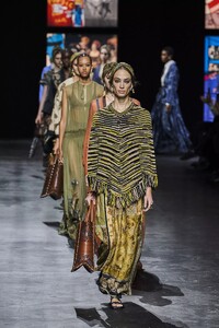 defile-dior-printemps-ete-2021-paris-look-87.thumb.jpg.807643bae53f83dbf370c459f6754a0b.jpg