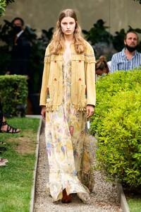 defile-etro-printemps-ete-2021-milan-look-2.thumb.jpg.32923448c31d4cc8fa3f57e36be0479b.jpg