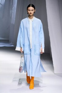 defile-fendi-printemps-ete-2021-milan-look-13.thumb.jpg.769fa3e67b6a08257e00f189b11bb3b6.jpg
