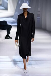 defile-fendi-printemps-ete-2021-milan-look-56.thumb.jpg.40deccde97fc8e5eb5827a9a97d90720.jpg