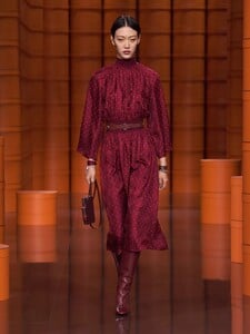 defile-hermes-automne-hiver-2021-2022-paris-look-18.thumb.jpg.c59735d794101ea6b3d84ff2c27446a1.jpg
