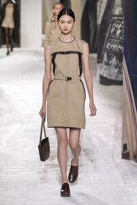 defile-hermes-printemps-ete-2021-paris-look-30.thumb.jpg.08e8153cd0a07bc305456253a929b03e.jpg