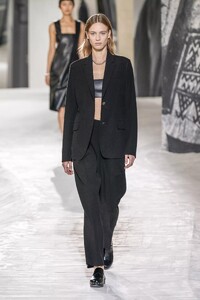 defile-hermes-printemps-ete-2021-paris-look-39.thumb.jpg.ffc305a20553ea877a6ef1173aade29d.jpg
