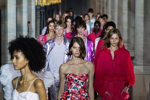 defile-isabel-marant-printemps-ete-2021-paris-look-56.thumb.jpg.89d285b3c9ef0283b6ab43771fadf08c.jpg