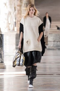 defile-louis-vuitton-automne-hiver-2021-2022-paris-look-16.thumb.jpg.18be5d01ad419bfb16f943abadb9b00f.jpg