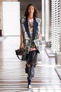 defile-louis-vuitton-automne-hiver-2021-2022-paris-look-37.thumb.jpg.5544da33597cf8fb2d051793dffa8dae.jpg