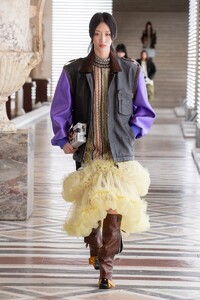 defile-louis-vuitton-automne-hiver-2021-2022-paris-look-5.thumb.jpg.dbe2c51dd57c176c96894b71adc1f634.jpg