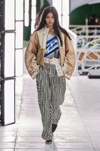 defile-louis-vuitton-printemps-ete-2021-paris-look-11.thumb.jpg.7cea35c64eca63224611f6b1da0f2c8b.jpg