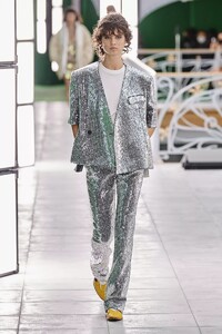 defile-louis-vuitton-printemps-ete-2021-paris-look-16.thumb.jpg.cfb9bf32fd73c4873349557c9294488f.jpg