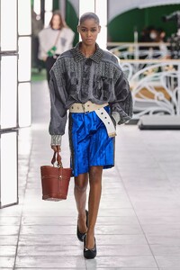 defile-louis-vuitton-printemps-ete-2021-paris-look-21.thumb.jpg.b83506642144916183ced9aa0aaf2521.jpg