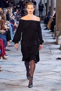 defile-max-mara-printemps-ete-2021-milan-look-44.thumb.webp.3711d92e152736ed8eebf0f03aabf397.webp