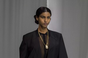 detail-defile-fendi-printemps-ete-2021-milan-detail-160.thumb.jpg.af2fde49c37d8964bbe50ce76ff14433.jpg