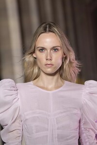 detail-defile-isabel-marant-printemps-ete-2021-paris-detail-24.thumb.jpg.2e4ed7be70b6a13db3f71834761910e3.jpg
