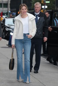 elizabeth-banks-arrives-at-late-show-with-stephen-colbert-in-new-york-10-27-2021-0.jpg