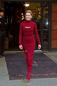 elizabeth-banks-leaves-the-bowery-hotel-in-new-york-10-26-2022-2.jpg