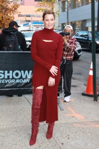 elizabeth-banks-leaves-the-bowery-hotel-in-new-york-10-26-2022-4.jpg