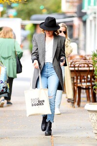 elizabeth-banks-out-shopping-in-new-york-10-26-2022-1.thumb.jpg.8b05a25f9b4d72973a21e5ccb22cd63f.jpg