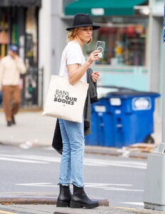 elizabeth-banks-out-shopping-in-new-york-10-26-2022-4.thumb.jpg.77953f02c46cdd52c392b29193501d06.jpg